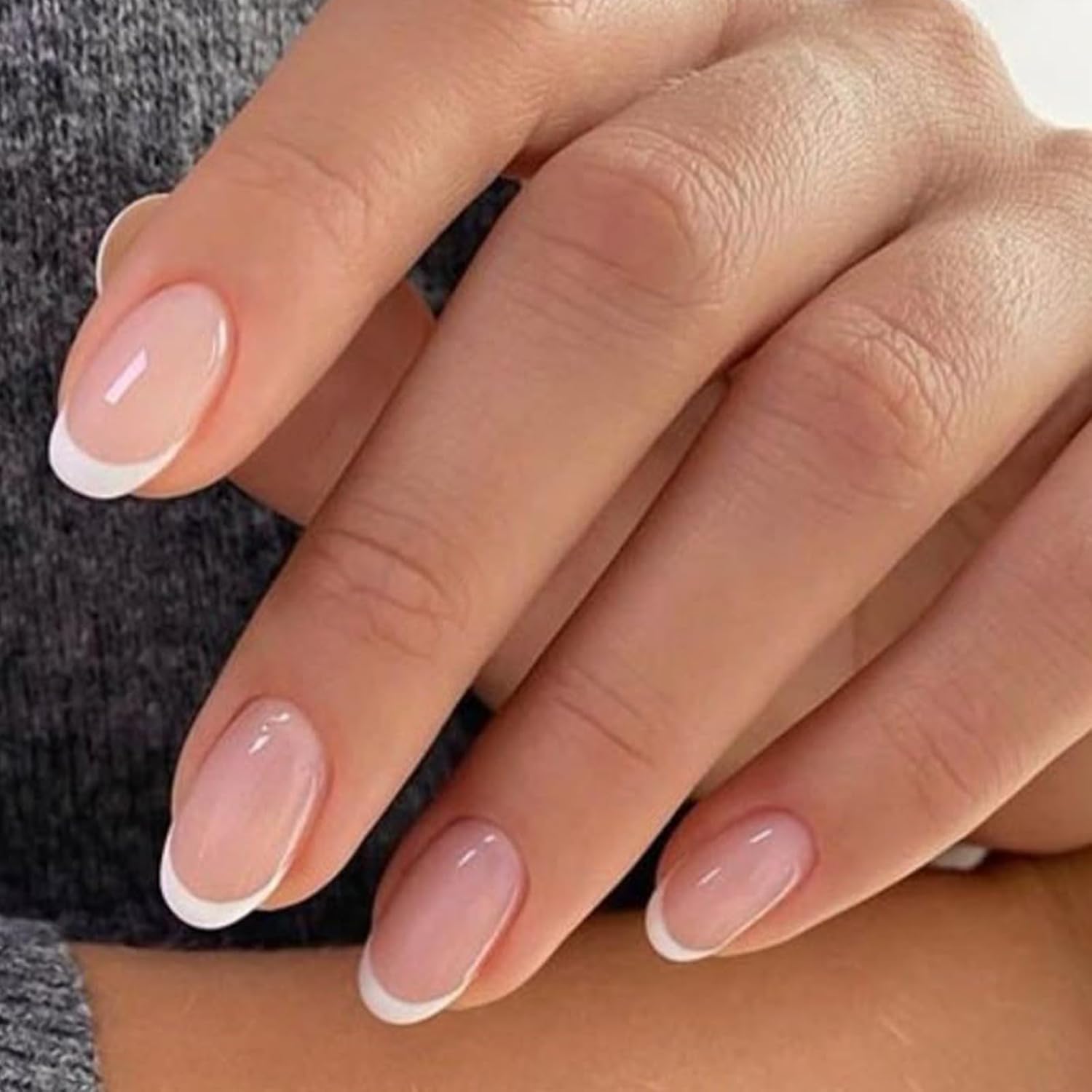 32 reusable press-on nails across 16 different sizes for custom fit
