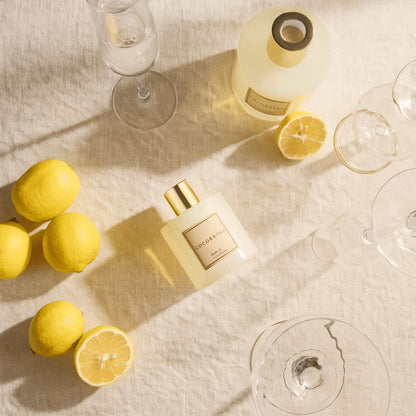 40+ scent variants including fresh (clean linen, ocean breeze), floral (cherry blossom, gardenia, satin rose), gourmand (cashmere vanilla, coffee & chocolate), woody (sandalwood rose, cedar wood, mahogany & teakwood), and seasonal (spiced pumpkin, pumpkin chai, skiing in aspen)