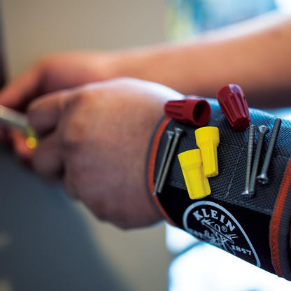 adjustable hook and loop closure fitting most wrist sizes