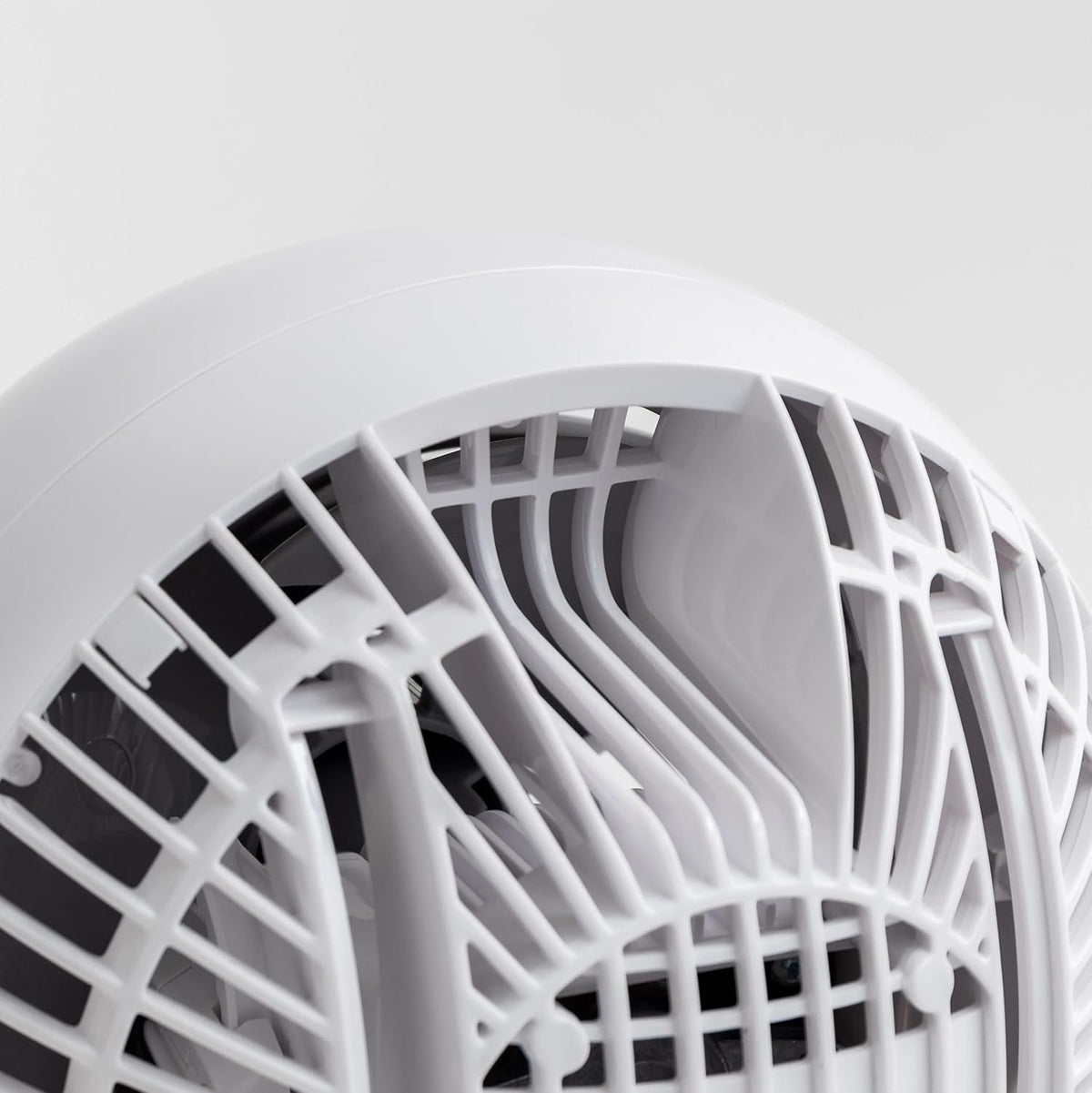 compact 7.09" x 7.09" x 9.84" table-fan form factor weighing 3.5 lbs with built-in carry handle