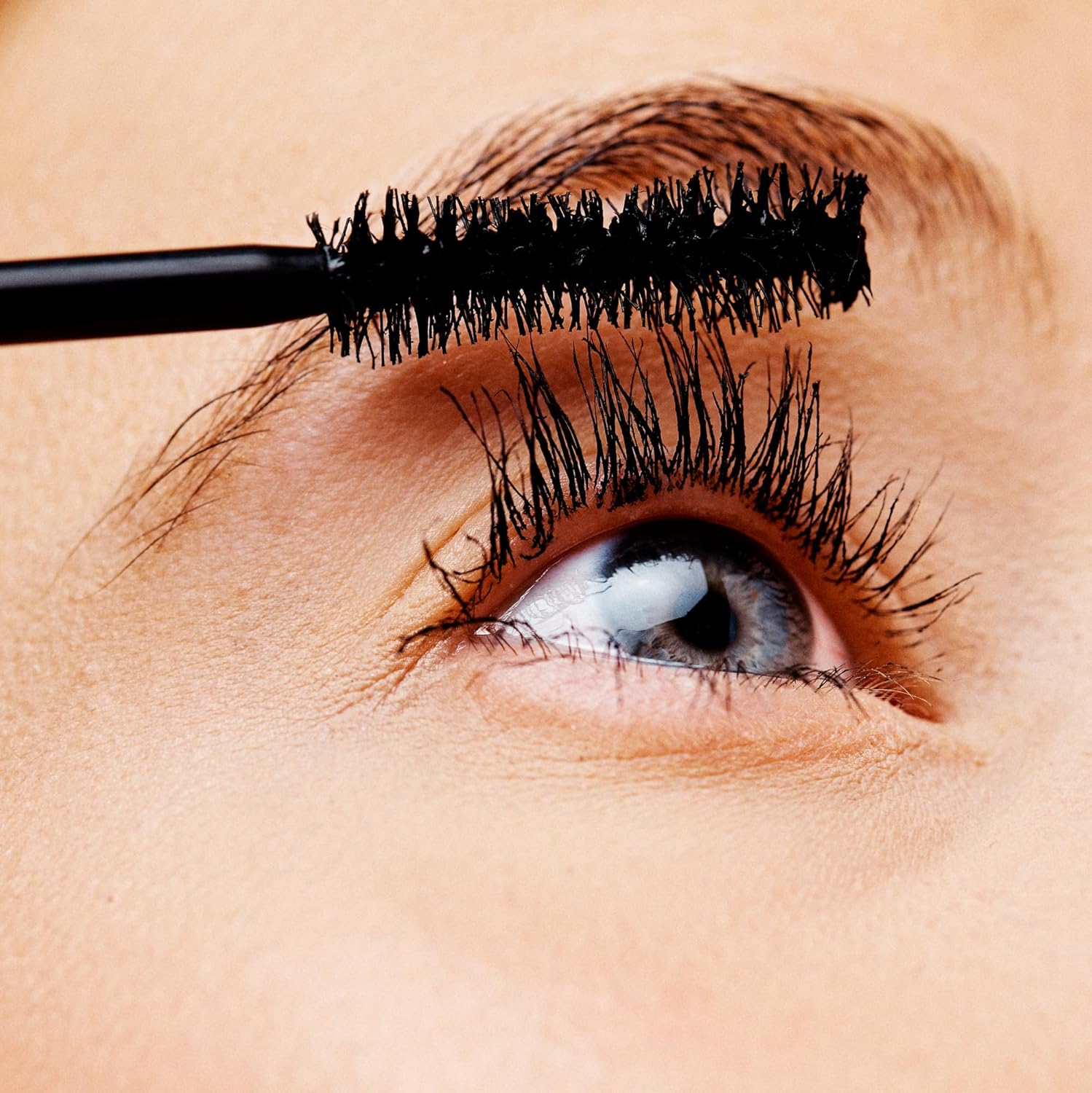 delivers volumizing, curling, lifting, and separating benefits in one product