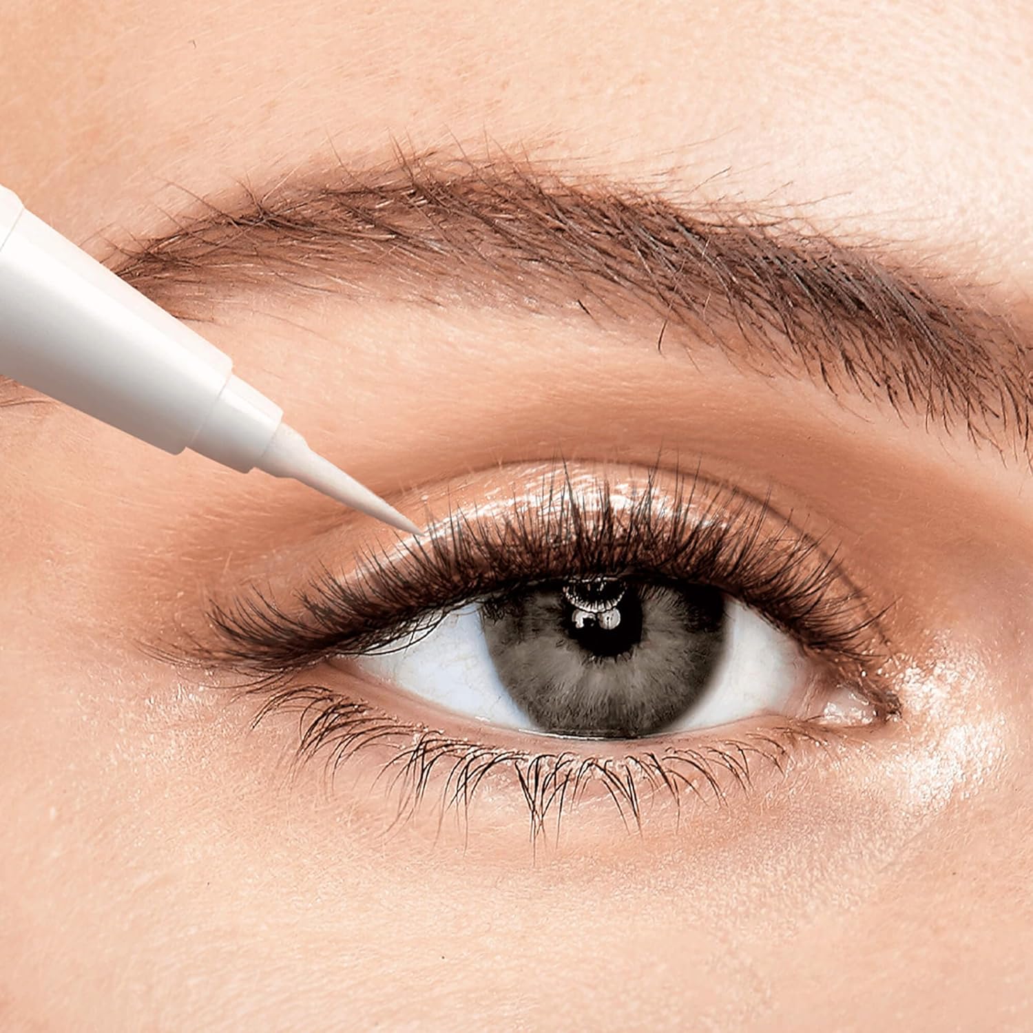 fine point felt tip for precise, eyeliner-like glide along the lash line