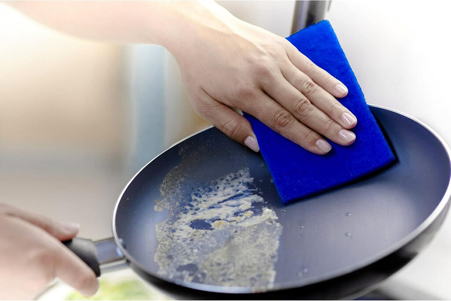 Scotch-Brite Zero Scratch Scouring Pad – Streamlined Cleaning Tool for Capsule Kitchens and Decluttered Bathrooms