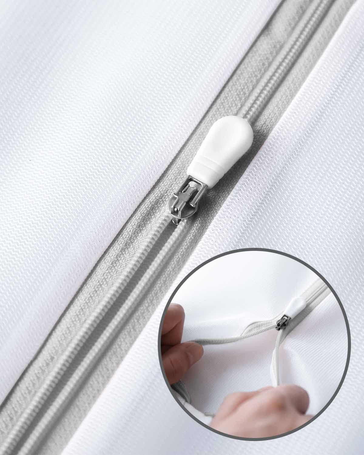 zipper closure to prevent items from escaping